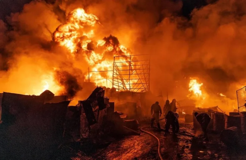 كينيا.. مصرع (3) أشخاص وإصابة أكثر من (300) آخرين جراء حريق في نيروبي