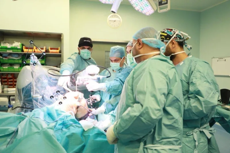 مجمع الملك عبدالله الطبي بجدة يجري عملية جراحية عبر تقنية الروبوت والذكاء الإصطناعي