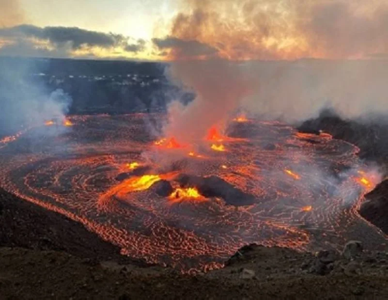 بركان "إيبو" ينفث رمادًا لارتفاع 2000 متر