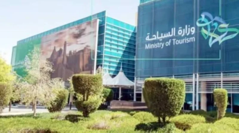 "السياحة" ترصد عددًا من المخالفات في مكة والمدينة خلال رمضان