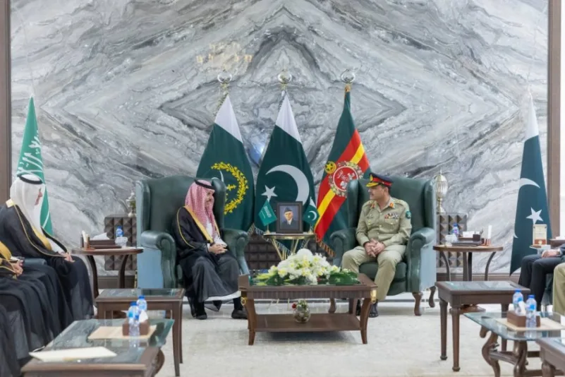 وزير الخارجية ووفد المملكة رفيع المستوى يلتقون برئيس أركان الجيش الباكستاني