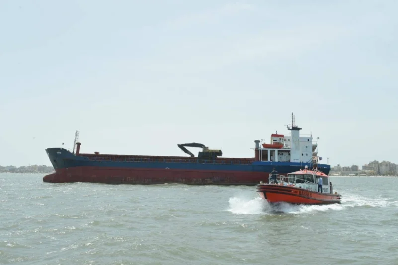 إنقاذ سفينة بضائع من الغرق بقناة السويس إنقاذ سفينة بضائع من الغرق بقناة السويس