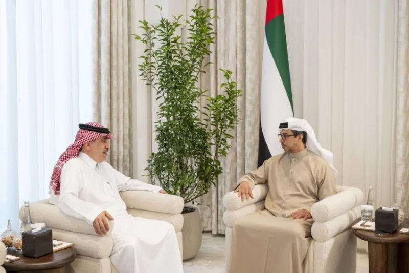 نائب رئيس الإمارات يبحث مع سفير المملكة سبل تعزيز التعاون