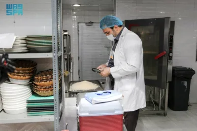 المختبر البيئي بأمانة تبوك يجري 478 اختباراً على المنشآت الغذائية الواقعة بمسار انتقال الحجاج المختبر البيئي بأمانة تبوك يجري 478 اختباراً على المنشآت الغذائية الواقعة بمسار انتقال الحجاج