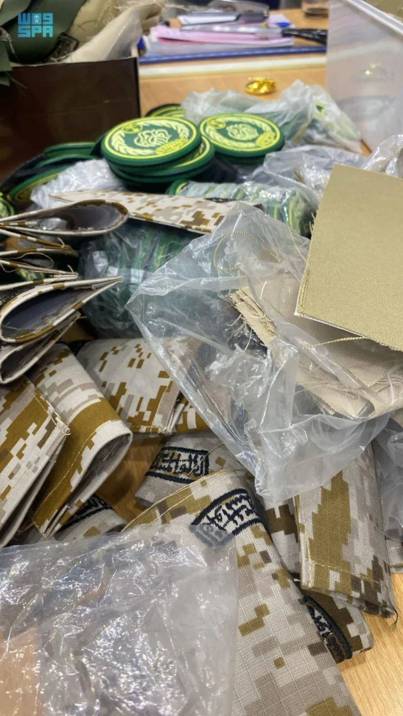 بالصور.. ضبط (1500) رتبة وشعارات عسكرية مخالفة بالرياض 2 2320973