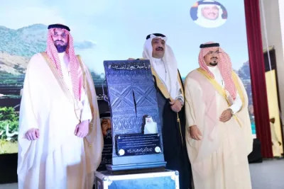 هدية تذكارية للباهوت وفنان العرب هدية تذكارية للباهوت وفنان العرب