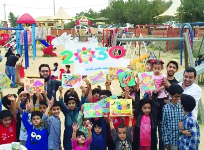 65 طفلاً يرسمون بالرمل في الباحة