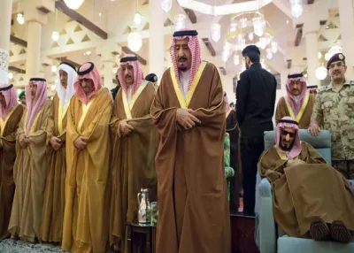 بالصور.. خادم الحرمين يؤدي صلاة الميت على الأمير تركي بن عبدالعزيز 