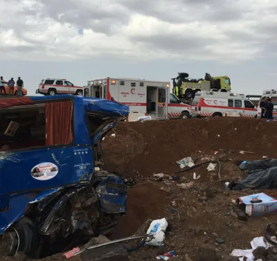 مصرع وإصابة 49 في حادث باص على طريق الهجرة