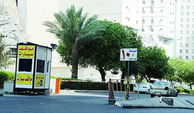 مكة المكرمة: أزمة مواقف السيارات تتفاقم مع تزايد أعداد الزوار والمعتمرين