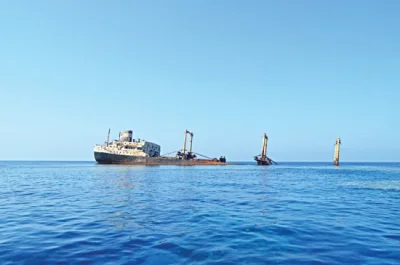 "المدينة" تكشف أسرار السفينة اليونانية الغارقة على سواحل اليونانية الغارقة على سواحل ينبع قبل 33 عاما