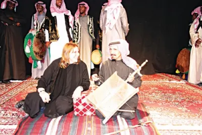 باحثة أمريكية تواصل التعرّف على الفنون الشعبية السعودية بـ “ليلة مكاوية” وتراث القصيم وحائل والطائف