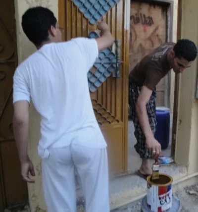 سعوديون يقتحمون حرفة طـلاء المنازل