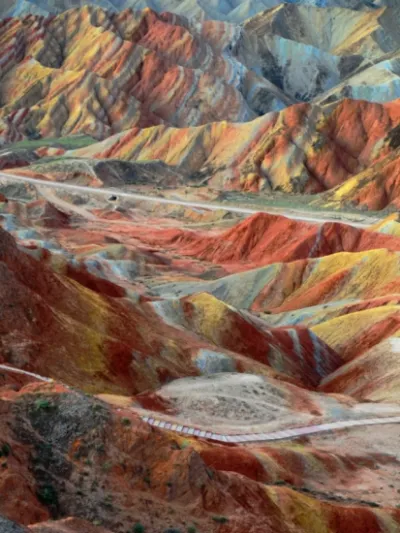 جبال قوس قزح.. سحر الألوان في بلاد الصين