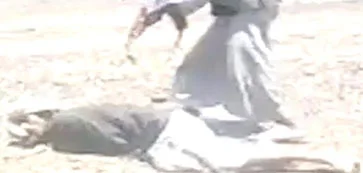 بالفيديو : مقتل يمني أمام والده بعد أن سلمه لذوي القتيل