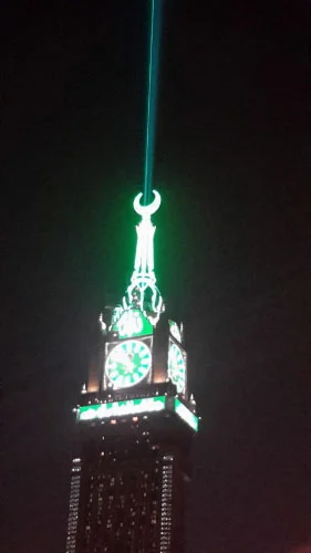 « الليزر الأخضر» بساعة مكة يعلن دخول شهر رجب