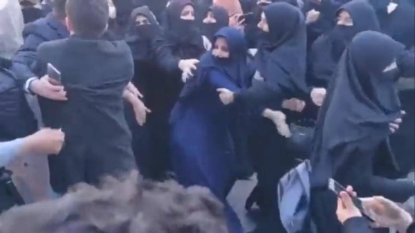 شاهد.. الشرطة التركية تعتدي على نساء منتقبات من أنصار الداعية المعارض "ألب أرسلان"