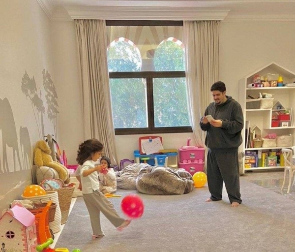 شاهد .. أحدث ظهور للأمير عبدالعزيز بن فهد مع ابنتيه لطيفة والجوهرة في منزلهم