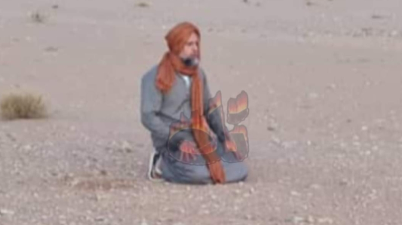 شاهد: أحدث صورة لسيف الإسلام القذافي  يصلي  بمفرده وسط صحراء  ليبيا