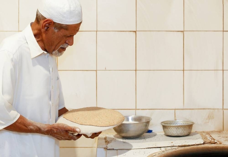 شاب سعودي يروي قصة ترك مهنة الطب وعمله خبازا في الأحساء