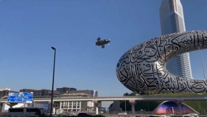 فيديو لا يصدق.. شاهد: هبوط مركبة فضائية في متحف المستقبل بدبي