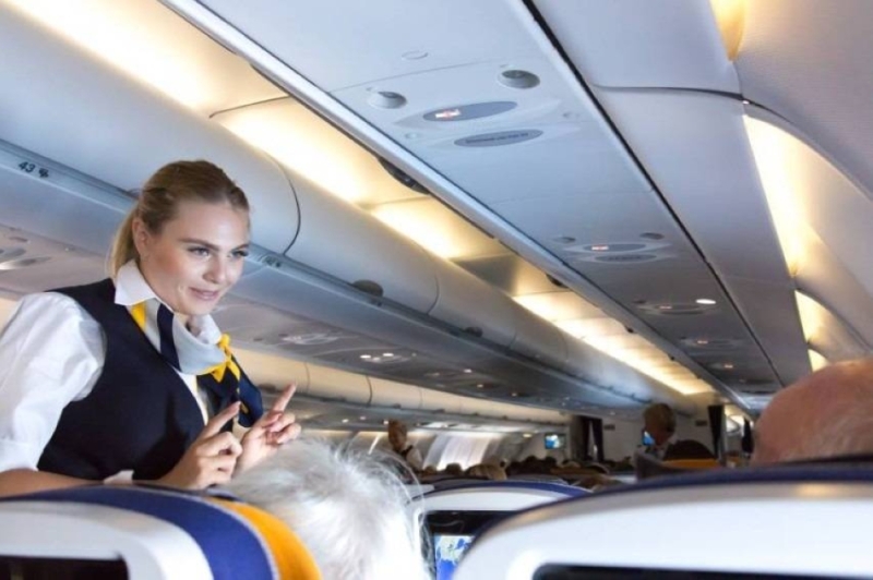 مضيفة تكشف سببا "خطيرا" يمنع المسافرين من تغيير مقاعدهم على متن الطائرة
