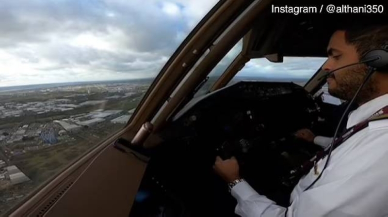 من داخل "الكابينة".. شاهد: طيار قطري  يحاول السيطرة على الطائرة للهبوط في مطار هيثرو بلندن