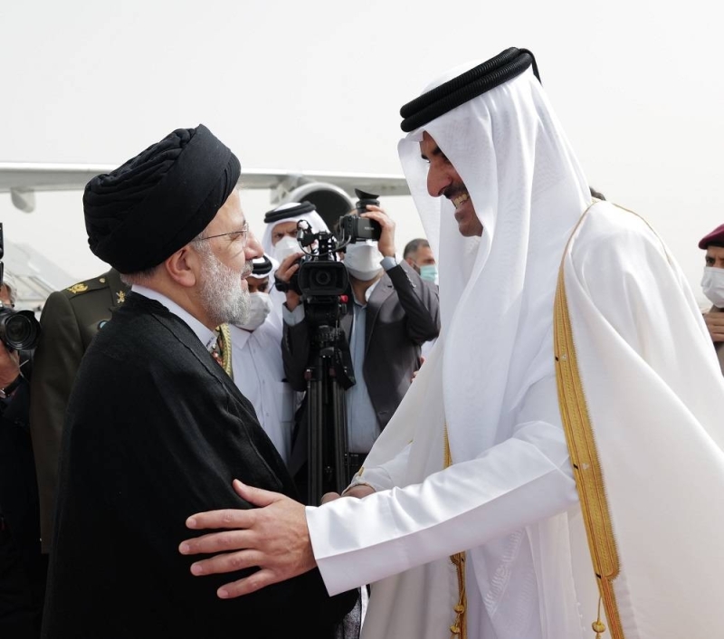 شاهد .. لحظة استقبال أمير قطر للرئيس الإيراني في أول زيارة له إلى دولة خليجية
