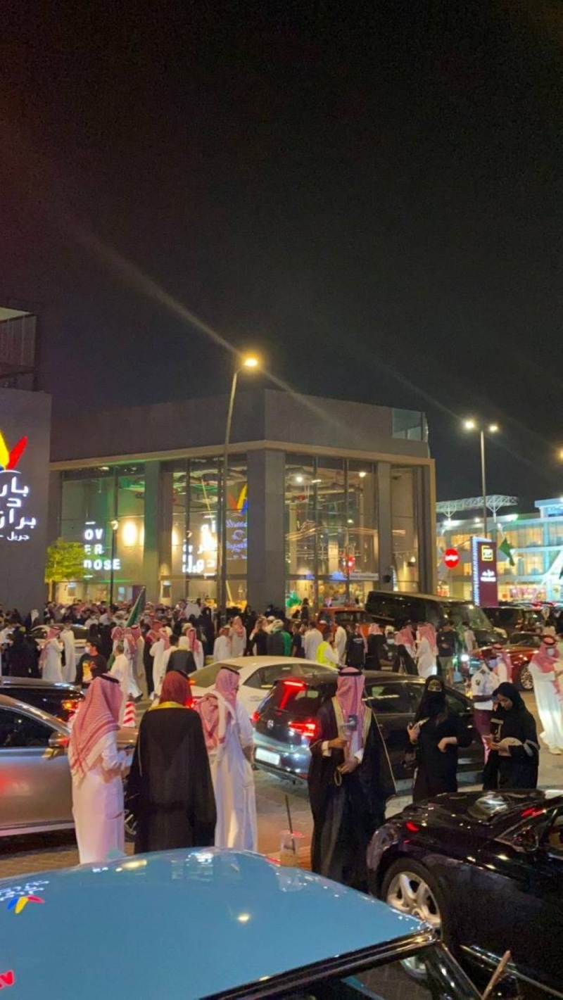 شاهد.. احتفال المواطنين في جدة بيوم التأسيس وارتداء الزي التراثي السعودي