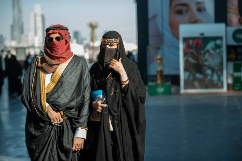 في يوم التأسيس .. شاهد : زوار موسم الرياض بالأزياء التراثية السعودية