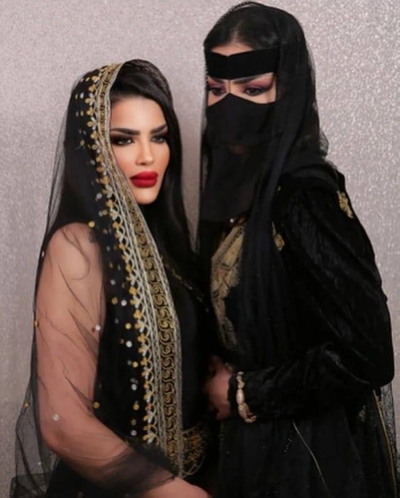 شاهد.. ملكة جمال السعودية "رومي القحطاني" ووالدتها وشقيقتها يرتدين الأزياء التراثية احتفالا بيوم التأسيس