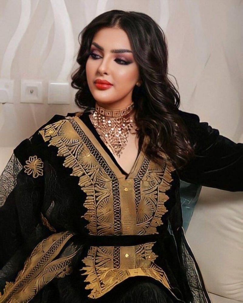 شاهد.. ملكة جمال السعودية "رومي القحطاني" ووالدتها وشقيقتها يرتدين الأزياء التراثية احتفالا بيوم التأسيس