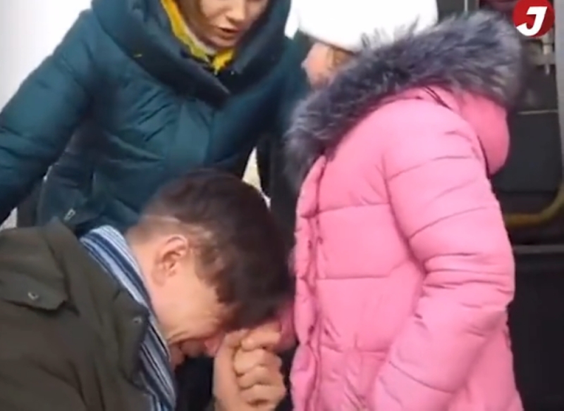 شاهد: مقطع مؤثر لأب أوكراني يبكي أثناء وداع طفلته قبل ذهابه للتطوع من أجل الدفاع عن وطنه أمام الغزو الروسي