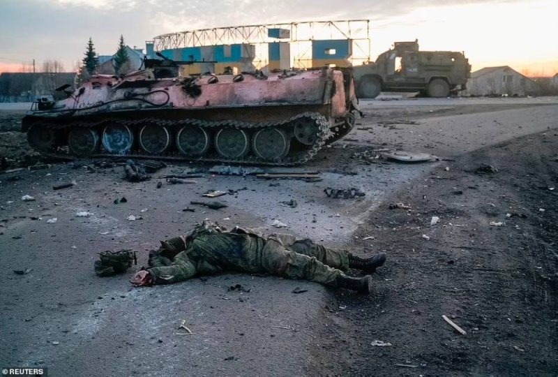 شاهد.. تدمير مروحيات ودبابات روسية ومقتل وأسر جنود روس في أوكرانيا
