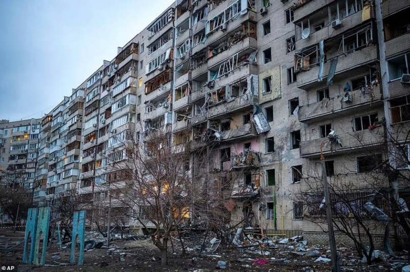 شاهد: سيدة أوكرانية تبكي أمام منزلها المدمر بالقصف الروسي في أوكرانيا