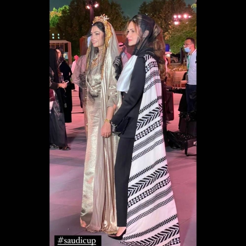 شاهد:  الأميرة الجوهرة بنت طلال مع ابنتها في سباق كأس السعودية للخيل