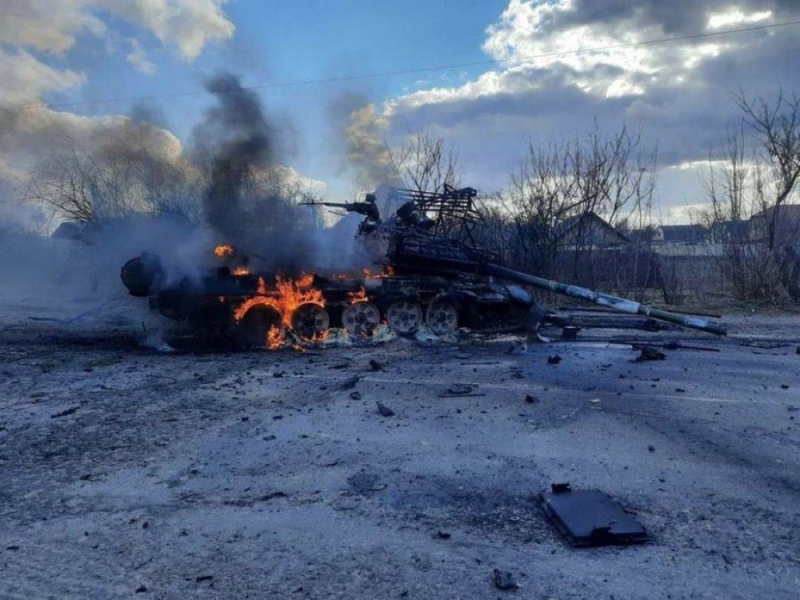 مقتل لواء وتدمير دبابات..شاهد: صور توثق خسائر الجيش الروسي في معارك اليوم الثالث