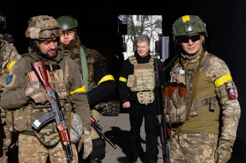 بعد الغزو الروسي..  شاهد: الرئيس الأوكراني السابق ومسؤولة بارزة يحملان "كلاشنكوف" ويستعدان للقتال