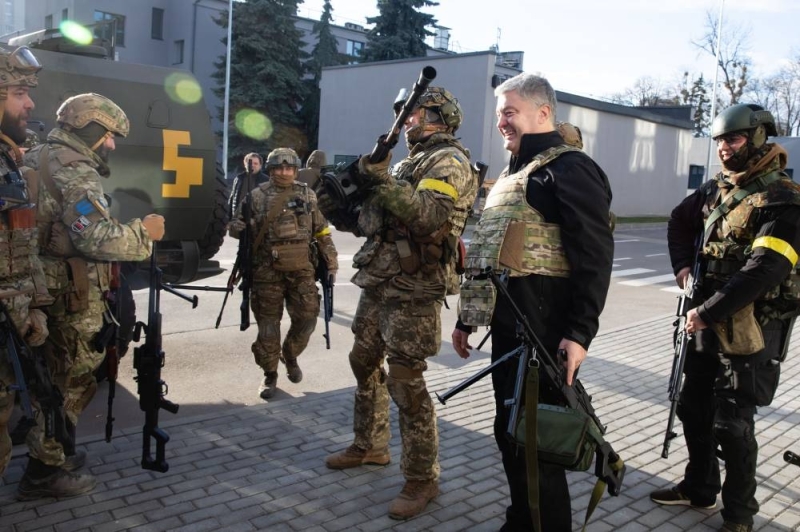 بعد الغزو الروسي..  شاهد: الرئيس الأوكراني السابق ومسؤولة بارزة يحملان "كلاشنكوف" ويستعدان للقتال