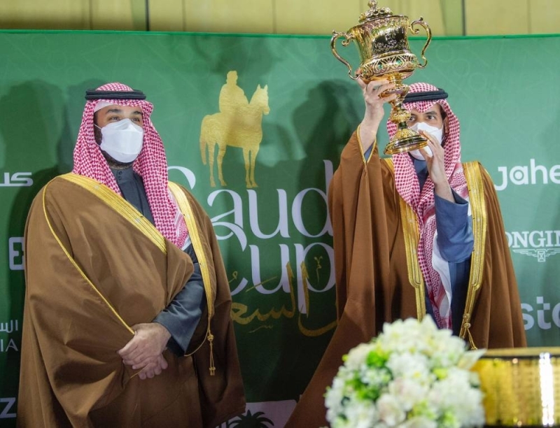شاهد .. ولي العهد يتوج الأمير سعود بن سلمان بكأس السعودية 2022 بعد فوز "إمبلم رود" في السباق الختامي