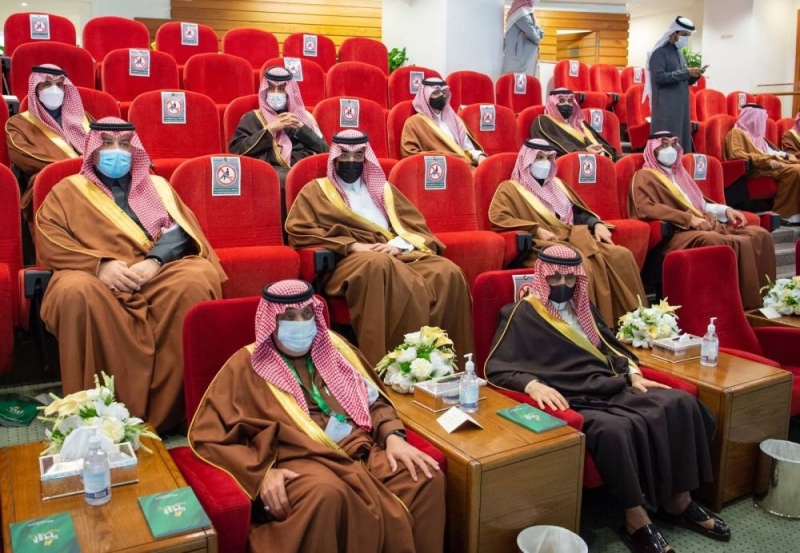 شاهد .. ولي العهد يتوج الأمير سعود بن سلمان بكأس السعودية 2022 بعد فوز "إمبلم رود" في السباق الختامي