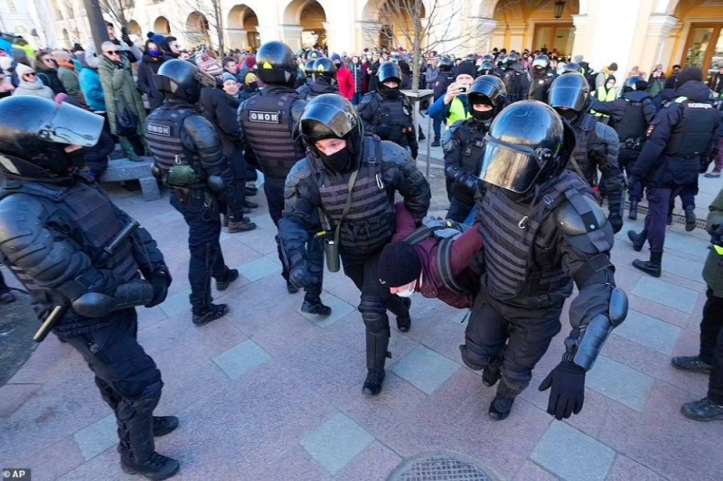 بعد غزو أوكرانيا.. شاهد: الروس ينقلبون على "بوتين" بتظاهرات غير متوقعة من موسكو إلى سيبيريا