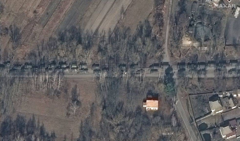 شاهد: صور أقمار صناعية توثق مئات العربات العسكرية الروسية على بعد 40 ميل شمال من كييف