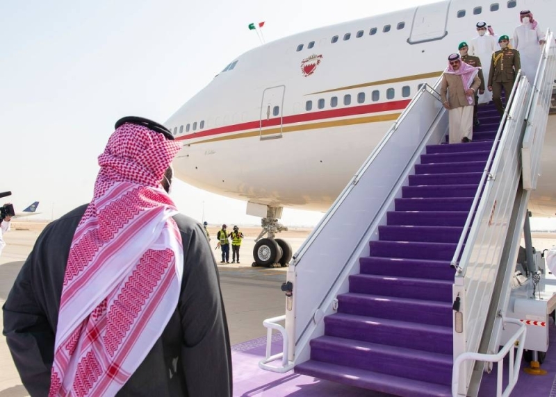 شاهد .. ملك البحرين يصل إلى الرياض وولي العهد في مقدمة مستقبليه