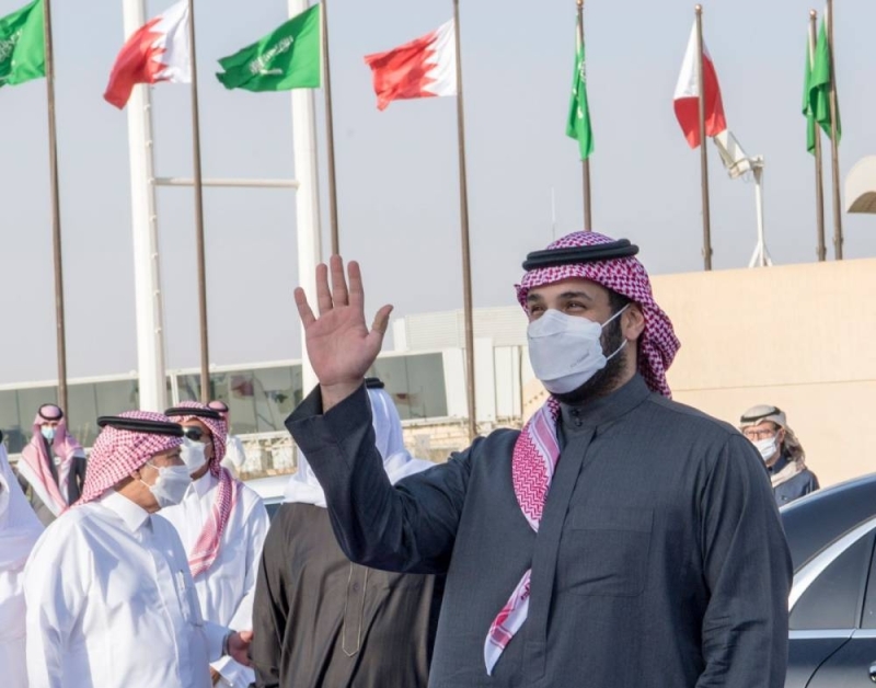 شاهد .. ملك البحرين يغادر الرياض وولي العهد في مقدمة مودعيه