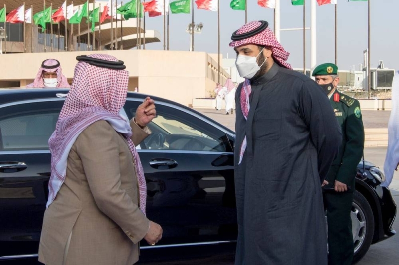 شاهد .. ملك البحرين يغادر الرياض وولي العهد في مقدمة مودعيه