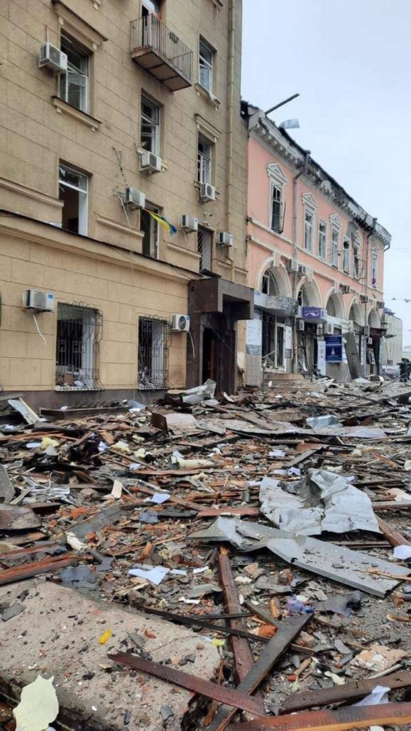 أشجار محروقة ومبان مدمرة..شاهد: صور توثق آثار القصف الروسي على خاركيف