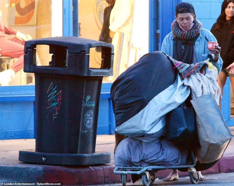 شاهد.. "عارضة أزياء شهيرة وزوجة فنان عالمي" تتحول إلى مشردة وتأكل من القمامة بشوارع أمريكا