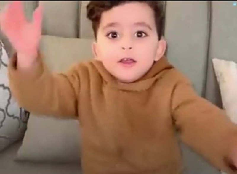 شاهد.. طفل يحتفل بفوز نادي الهلال على خصمه النصر.. ويعلق: "اخلط اخلط"