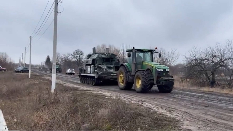 في مشهد غريب .. بالفيديو: مزارع أوكراني يستولي على دبابة روسية ويسحبها بجراره